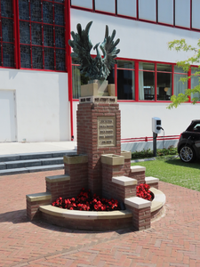 915077 Afbeelding van het gerestaureerde ‘oorlogsmonument Jan Jongerius Fabriek’ op een parkeerplaats bij de Villa ...